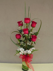 6 rosas rojas en cilindro con astromelias