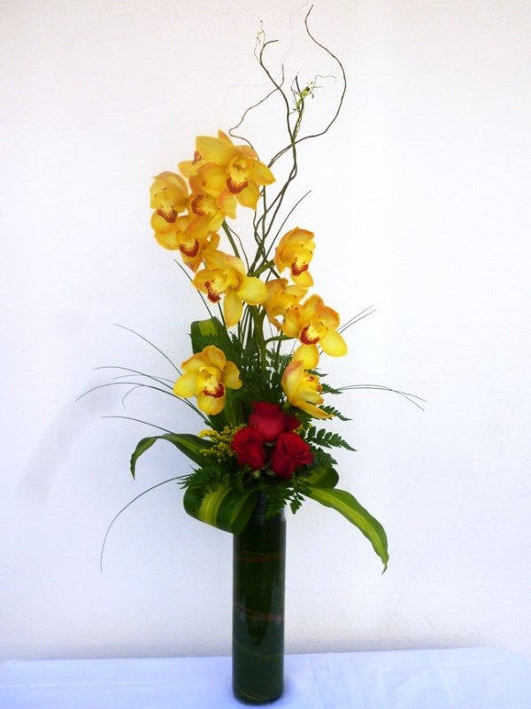 Vara de orquideas amarillas con algo de rosas