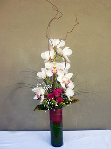 Vara de orquideas blancas con algo de rosas
