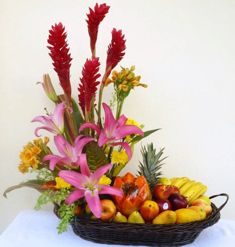 Canasta con flores y frutas
