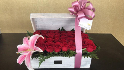 36 rosas rojas en caja de madera.
