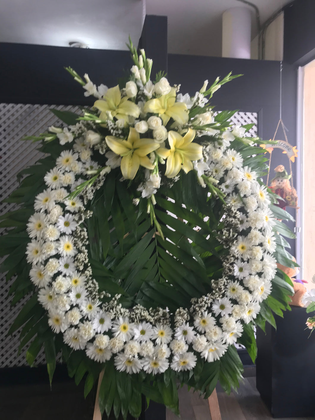 Corona para funeral en tonos blancos